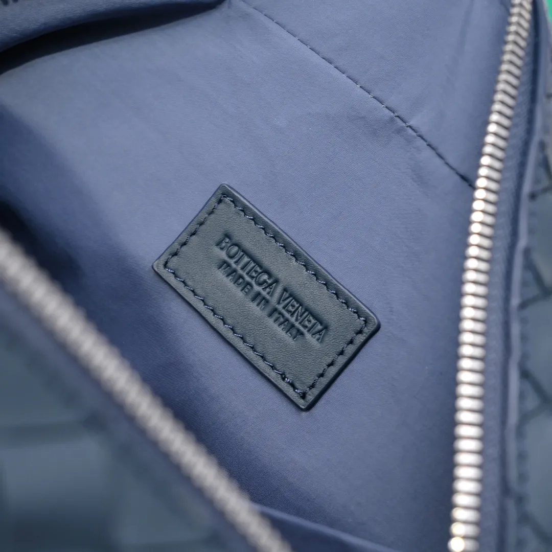 Batch 1280 BOTTEGA VENETA 2024 new INTRECCIATO classic toiletry bag, the choice of discerning people. The low-key luxury quality is the interpretation of its brand. If you like low-key BV, it is the first choice~~ Style number: 7799 Size: 26*13*10cm